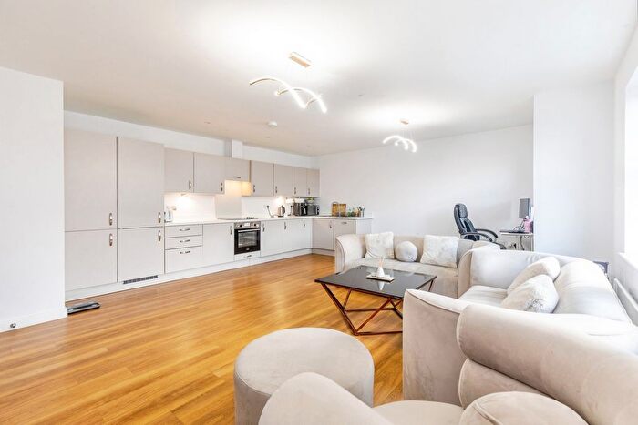 2 Bedroom Flat For Sale In Redvers Road, Chatham, Kent, ME4