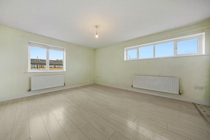2 Bedroom Flat To Rent In Whitehall Close, Borehamwood, WD6