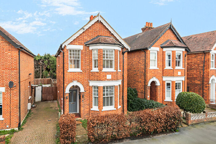 3 Bedroom Detached House For Sale In Oakdale Road, Weybridge, KT13