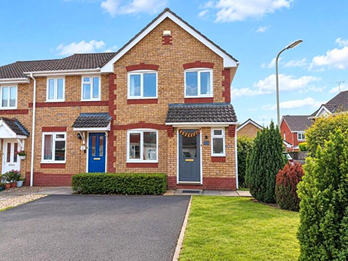 3 Bedroom End Of Terrace House To Rent In Whitby Close, Farnborough, GU14