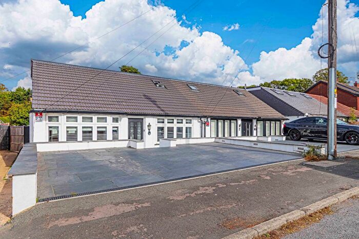 2 Bedroom Bungalow For Sale In Driftwood Avenue, St. Albans, Hertfordshire, AL2