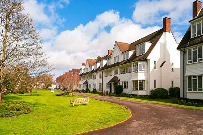 2 Bedroom Flat For Sale In Watts Road, Thames Ditton, KT7