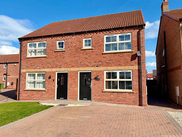 3 Bedroom Semi-Detached House For Sale In Ferryman Close, Wawne, HU7