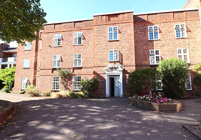 1 Bedroom Flat To Rent In St. Andrew's Square, Surbiton, KT6
