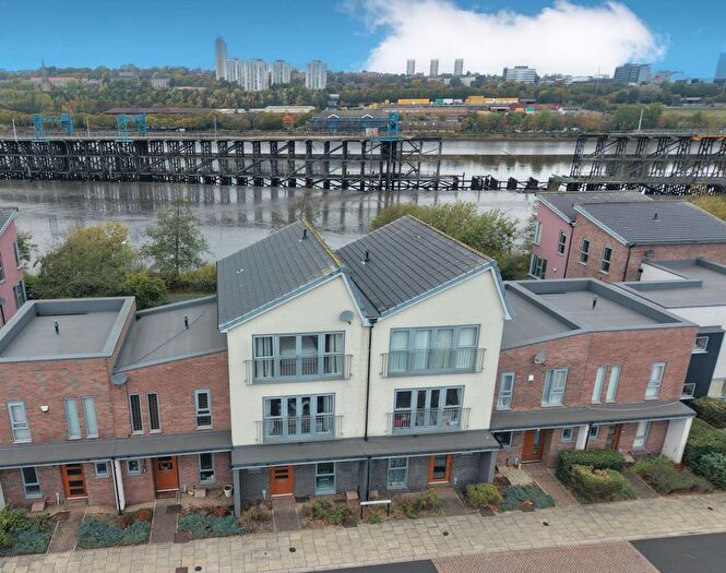 4 Bedroom Terraced House For Sale In Dobson Courtyard, The Staiths, Gateshead, NE8