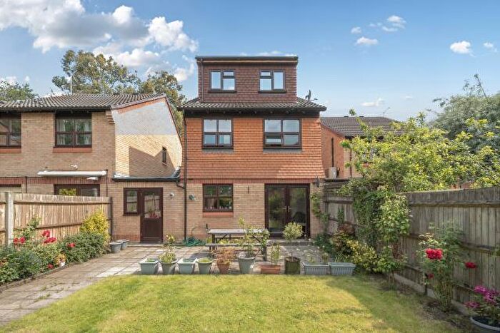 5 Bedroom Link Detached House For Sale In Merrivale Gardens, Woking, Surrey, GU21