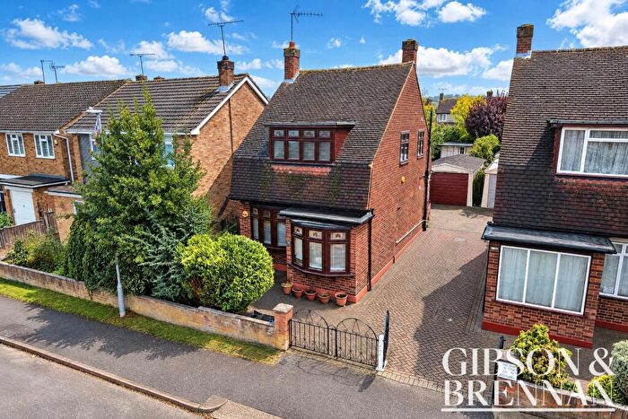 2 Bedroom Detached House For Sale In Worthing Road, Laindon, Essex, SS15