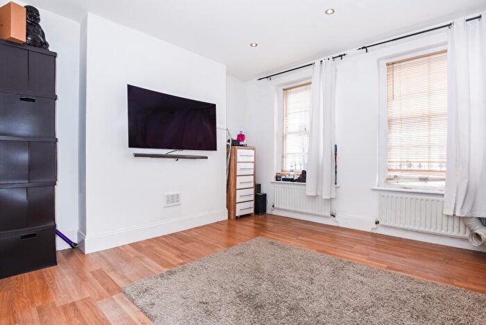 Flat To Rent In Paget Street, Clerkenwell, London, EC1V