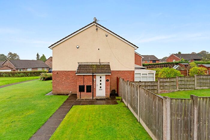 1 Bedroom Semi-Detached House For Sale In Beeston Close, Bolton, BL1