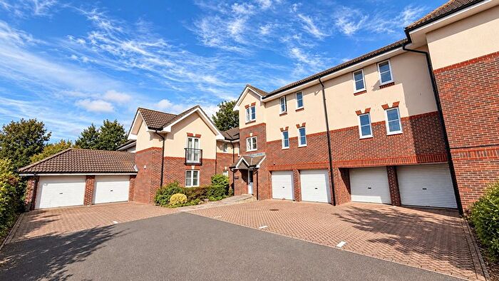 2 Bedroom Flat For Sale In Station Road, Netley Abbey, Southampton, SO31