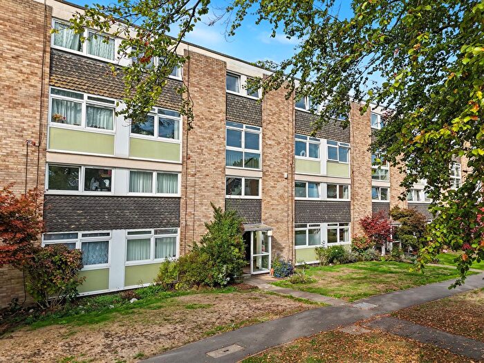 2 Bedroom Flat For Sale In Trafalgar Drive, Walton-On-Thames, KT12