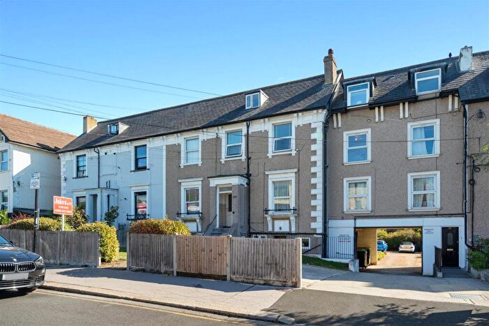 Flat For Sale In Holmesdale Road, London, SE25