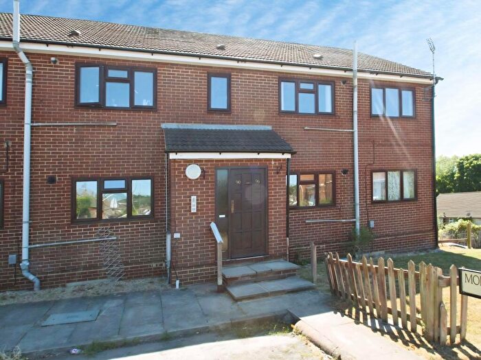 2 Bedroom Maisonette For Sale In Moreton Road North, Round Green, Luton, LU2