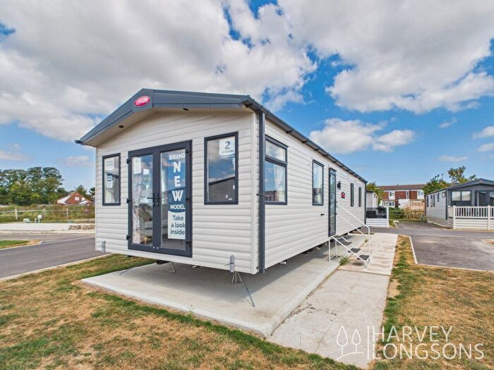 2 Bedroom Mobile/park Home For Sale In Faversham Road, Seasalter, Whitstable, CT5