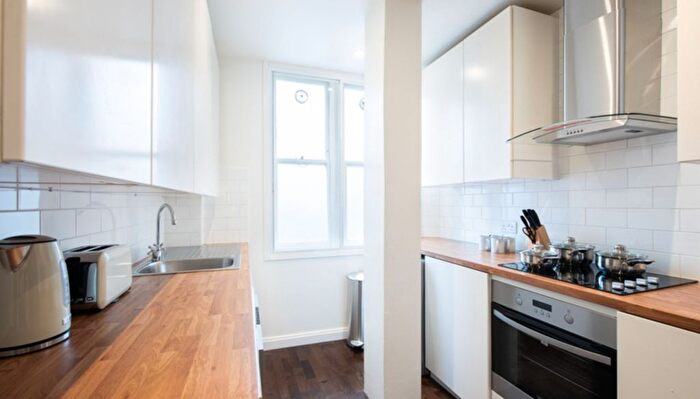 3 Bedroom Flat To Rent In Hill Street, London, W1J