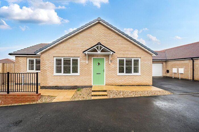 3 Bedroom Detached Bungalow For Sale In Broadweavers Close, Wincanton, Somerset, BA9
