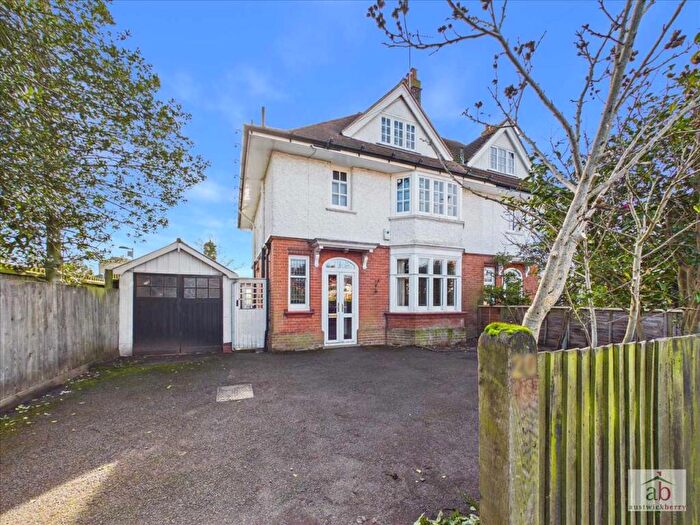 4 Bedroom Semi-Detached House For Sale In Woodbridge Road East, Ipswich, IP4