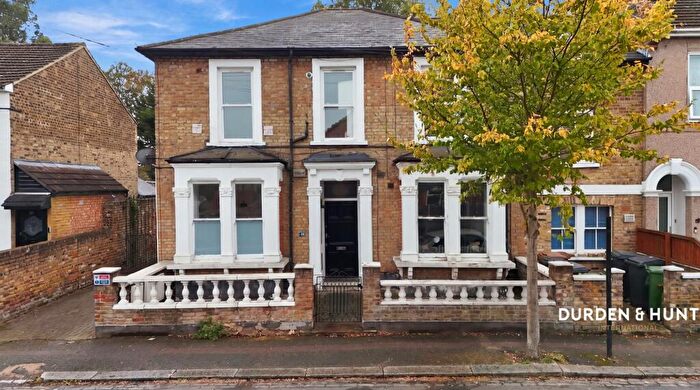 1 Bedroom Apartment For Sale In Thornhill Road, London, E10