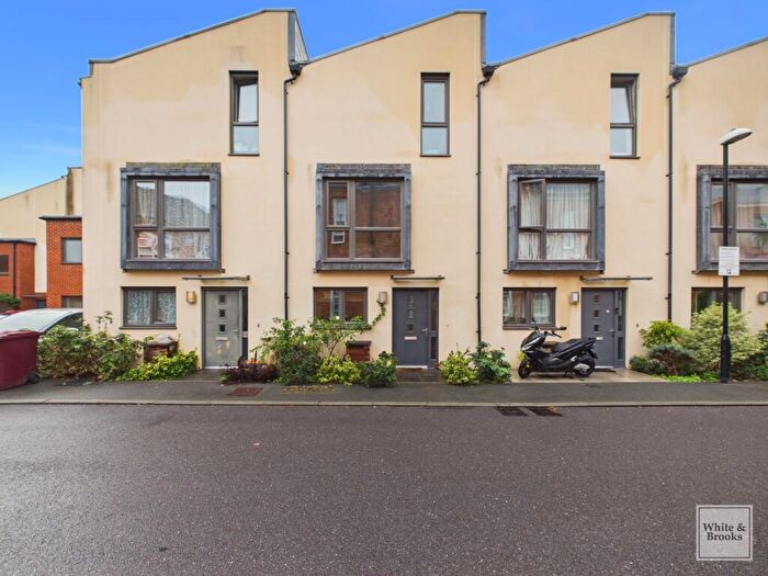 3 Bedroom Terraced House For Sale In Longley Road, Chichester, PO19