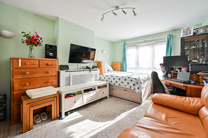 2 Bedroom Flat For Sale In Raymouth Road, South Bermondsey, London, SE16