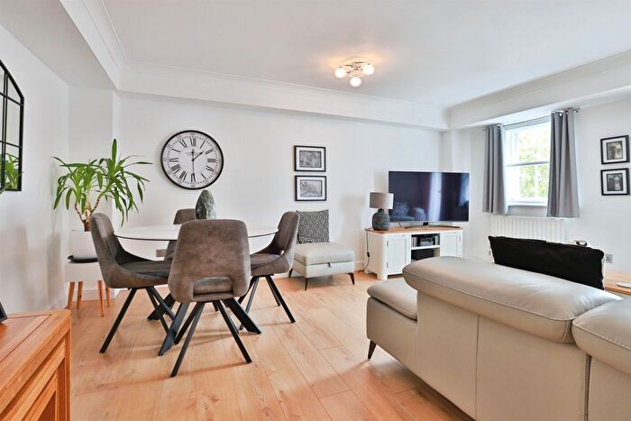 2 Bedroom Flat For Sale In Barbers Wharf, Poole, BH15