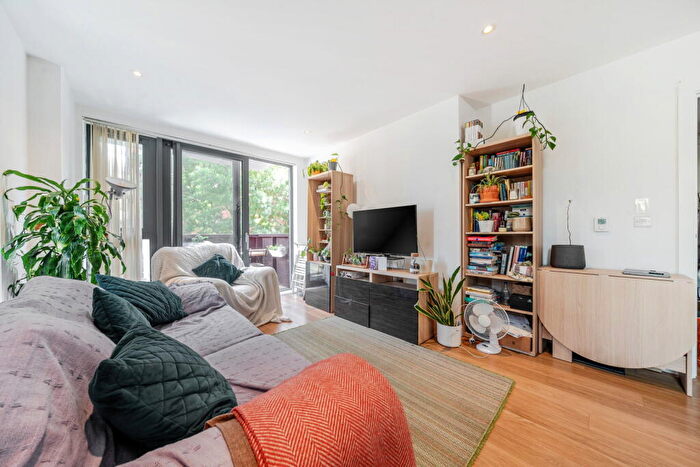 2 Bedroom Apartment For Sale In Harford Street, London, E1