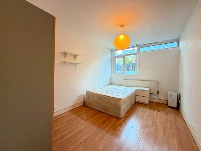 3 Bedroom Flat To Rent In Crowder Street, London, E1