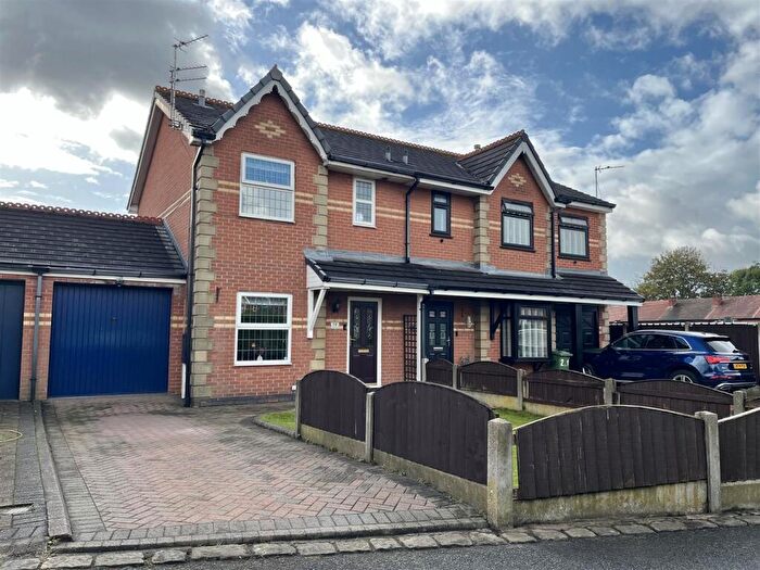 3 Bedroom Semi-Detached House For Sale In Asquith Avenue, Dukinfield, SK16