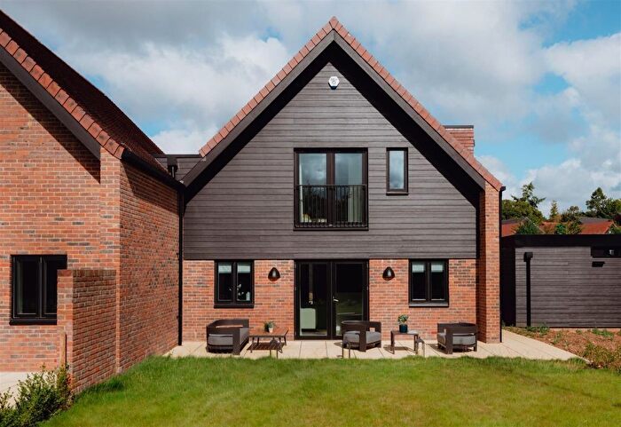 3 Bedroom Cottage To Rent In Reading Road, Henley On Thames, RG9