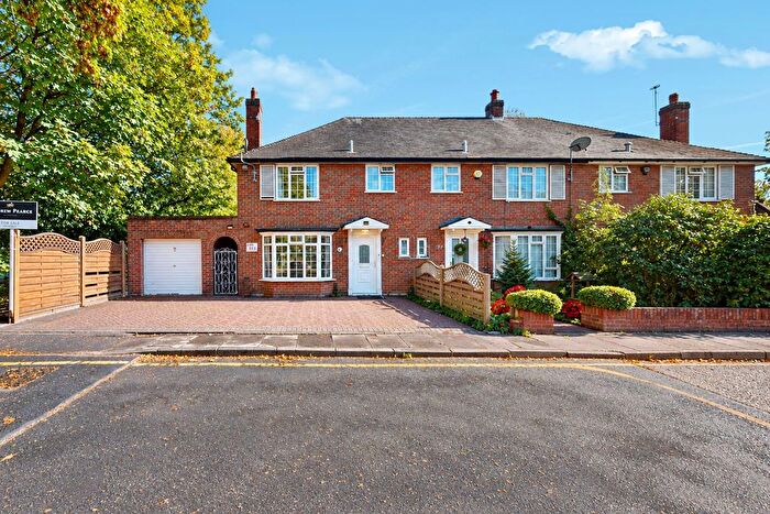 3 Bedroom End Of Terrace House For Sale In The Sigers, Pinner, Greater London, HA5