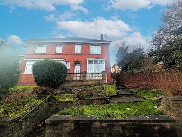 3 Bedroom Semi-Detached House For Sale In Stourbridge Road, Halesowen, B63
