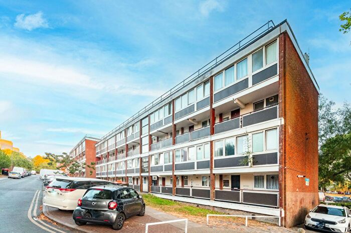 3 Bedroom Maisonette For Sale In Sherfield Gardens, Roehampton, London, SW15