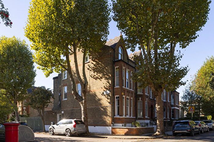 2 Bedroom Maisonette For Sale In Northolme Road, London, N5