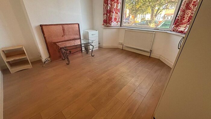 3 Bedroom Semi-Detached House To Rent In Dorchester Waye, Hayes, UB4
