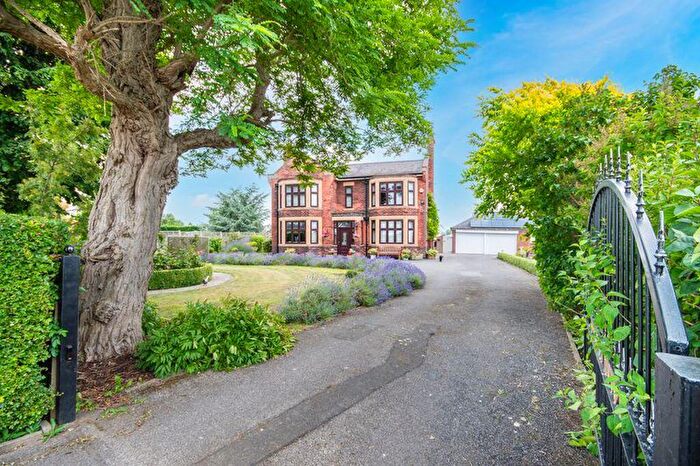 4 Bedroom Detached House For Sale In Walkerith Road, East Stockwith, DN21