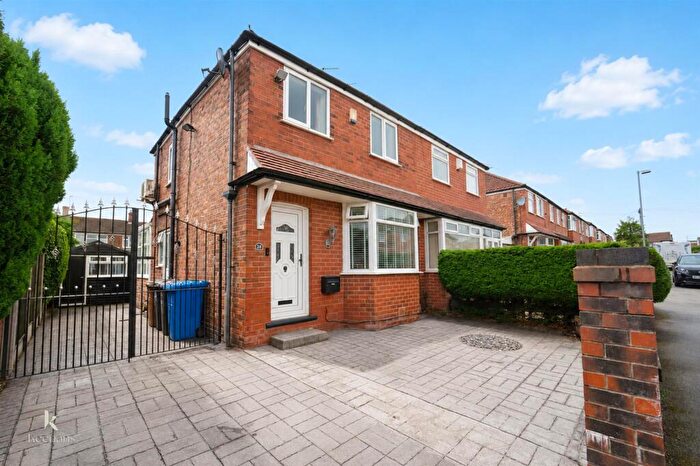3 Bedroom Semi-Detached House For Sale In , Warwick Avenue, Worsley, Salford, M27