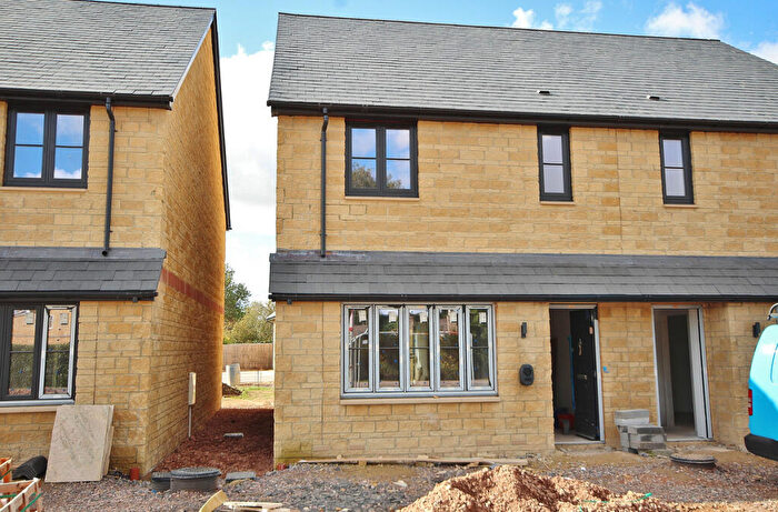 3 Bedroom Semi-Detached House For Sale In Black Bourton Road, Carterton, OX18