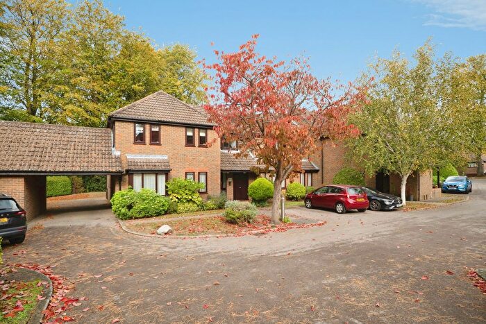 2 Bedroom Flat For Sale In Beechwood Park, Leatherhead, Surrey, KT22