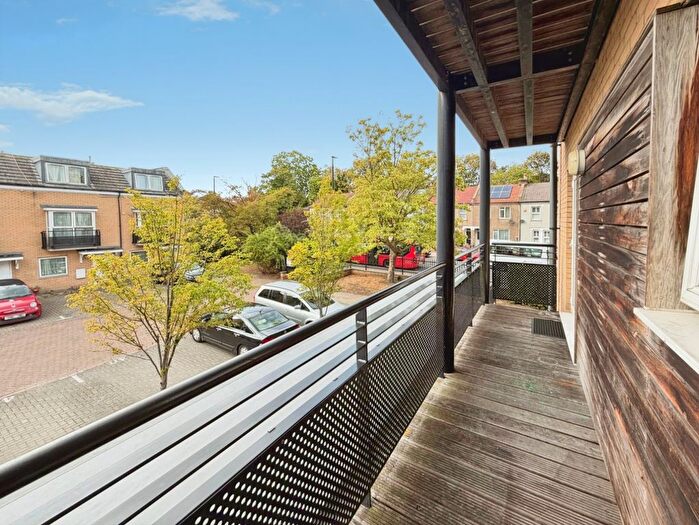 2 Bedroom Flat To Rent In Lanadron Close, Isleworth, TW7