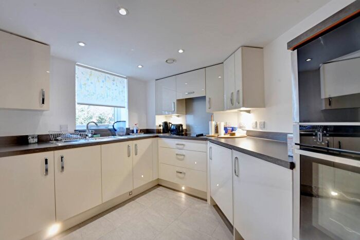 1 Bedroom Flat For Sale In Reading Road, Henley On Thames, RG9
