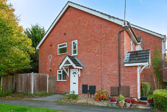 2 Bedroom Maisonette For Sale In Sandringham Way, Frimley, GU16