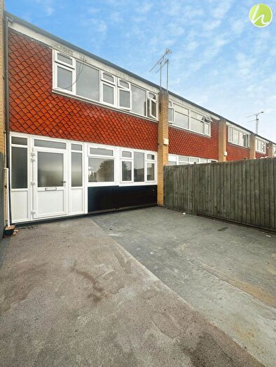 3 Bedroom Flat To Rent In St. Johns Way, Corringham, SS17