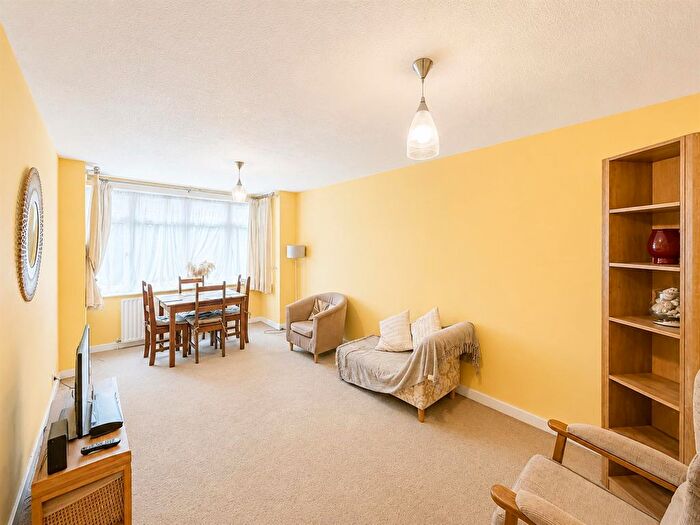 2 Bedroom Flat For Sale In Apsley House, Staines Road, Hounslow, TW4