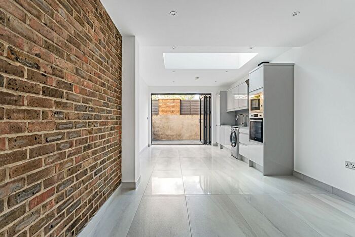 3 Bedroom Terraced House For Sale In Turner Street, London, E1