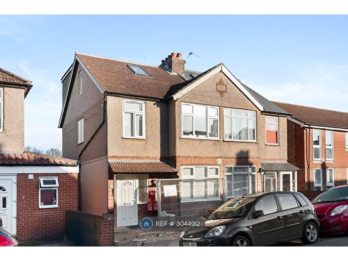 Studio To Rent In Hythe Park Road, Egham, TW20