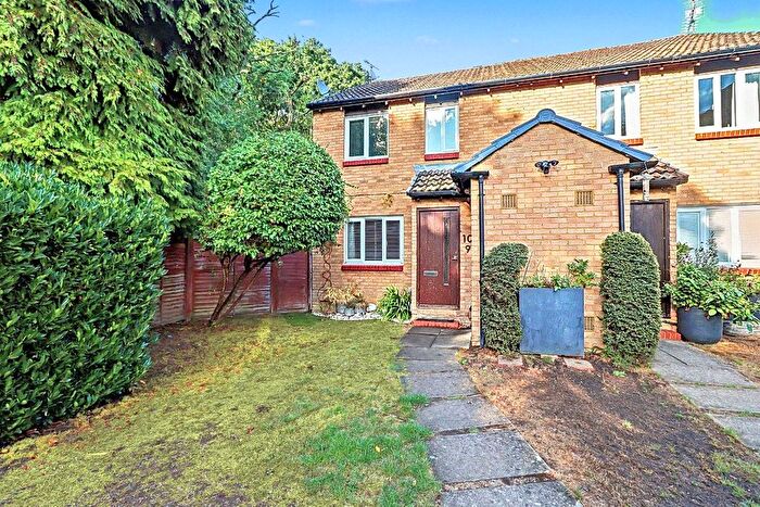 2 Bedroom Maisonette For Sale In Woking, GU21