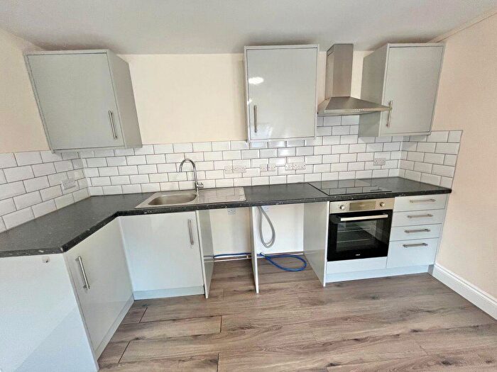 3 Bedroom Flat To Rent In Modern Three Bedroom Flat, Charminster (), P07