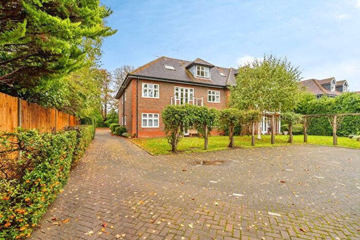 3 Bedroom Flat For Sale In Chestnut Avenue, Chichester, PO19
