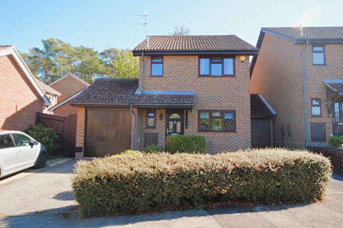 3 Bedroom Link Detached House For Sale In Albert Road, Bagshot, GU19