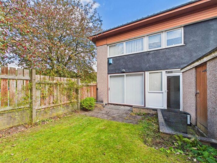 3 Bedroom Semi-Detached House For Sale In Bramblelaw, Gateshead, NE9